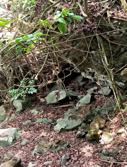 Grottes ayant servi aux maquisards de l’époque coloniale au village mabombe